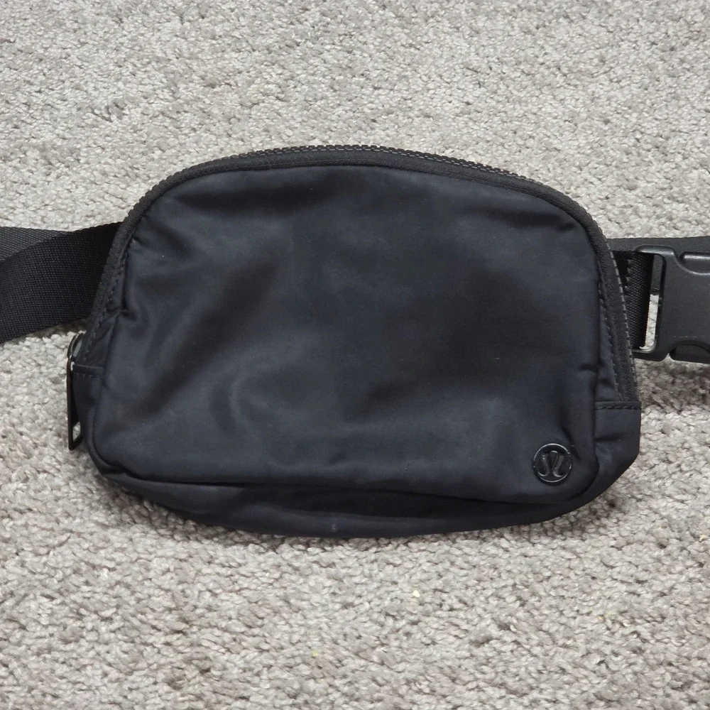 Lululemon Everywhere Belt Bag Unisex Black Adjustable Strap Fanny Pack Stretch